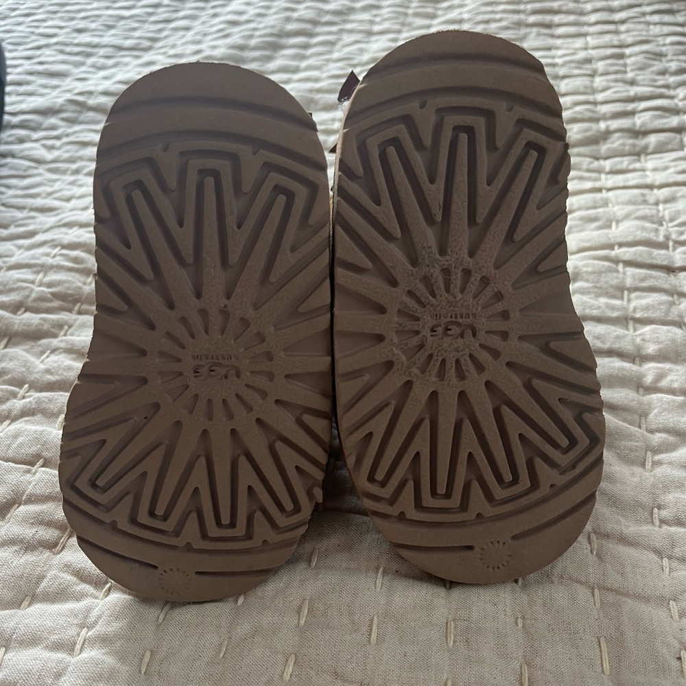 Toddler baby girl Authentic Uggs with bows - Picture 4 of 6